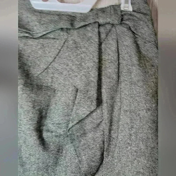 Banana Republic size 8 stretch. Poly, Wool, Spandex blend skirt. - Picture 2 of 5